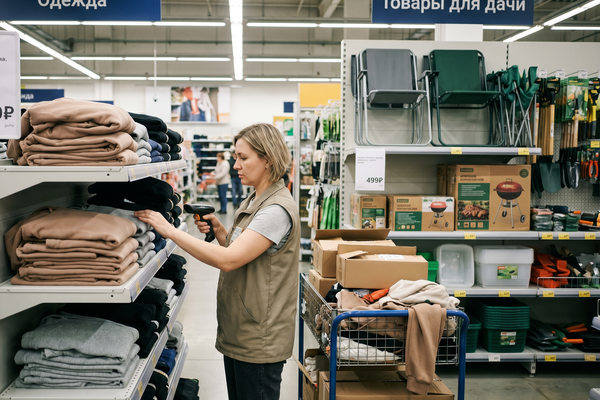 мерчандайзер в гипермаркете формирует выкладку одежды и товаров для дачи, сезонный спрос ритейл, управление ассортиментом