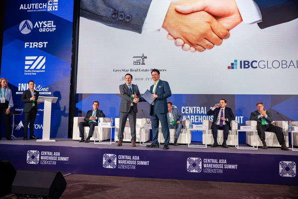Central Asia Warehouse Summit в Ташкенте, подписание соглашения на сцене, участники IBC Global обсуждают развитие складской логистики в Узбекистане