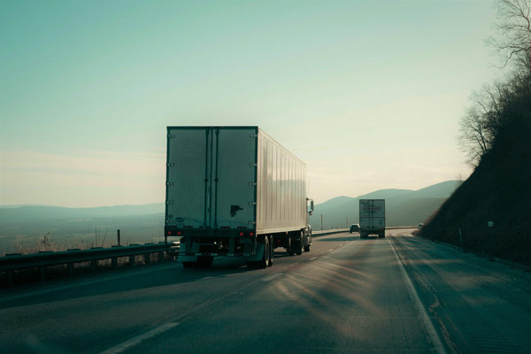 Грузовые автомобили на трассе — дефицит водителей и рост стоимости перевозок в логистике
