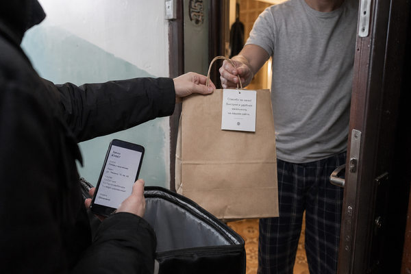 Курьер передает ресторанный заказ клиенту у двери, собственная доставка ресторана и прямой заказ без агрегатора