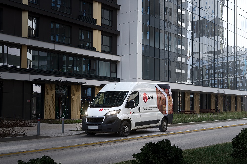 курьерский фургон DPD на городской улице у жилого комплекса