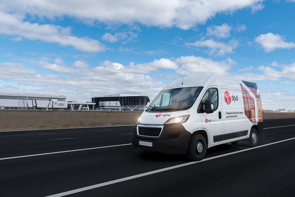 Курьерский фургон DPD на трассе — доставка и гарантия сроков в логистике и e-commerce