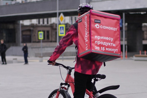 курьер Самокат с терморюкзаком доставка продуктов e-grocery last mile