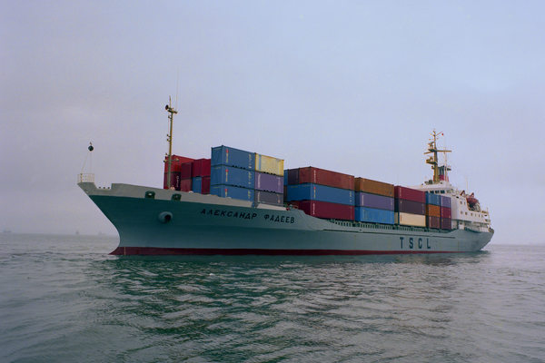 контейнеровоз с грузом идет по морю на линии Россия Япония