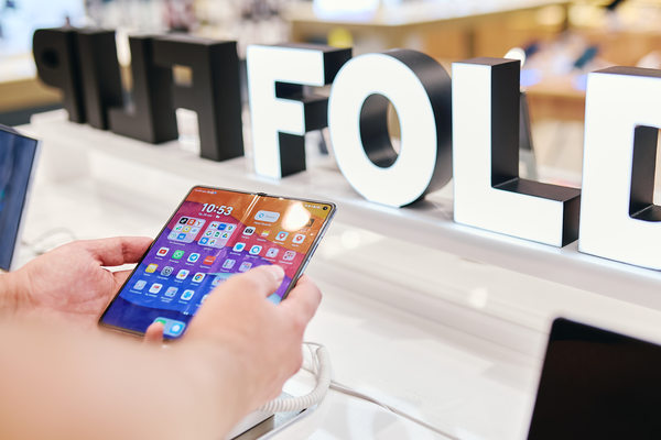 складной смартфон в магазине электроники, рынок складных смартфонов в России, рост продаж устройств