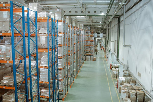 современный складской комплекс с паллетами и стеллажами в логистике