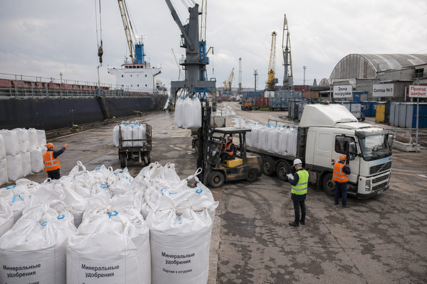 Погрузка биг-бэгов с минеральными удобрениями в российском портовом терминале, влияние логистики и фрахта на стоимость еды