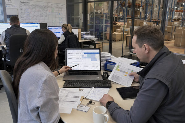HR-специалист и руководитель операций планируют вакансии и смены в офисе логистической компании