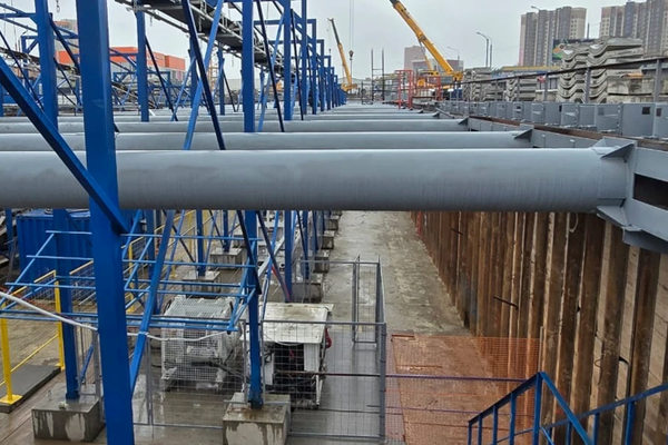 Строительство красноярского метро: трубы и металлоконструкции в котловане станции, поставка металлопроката для первой очереди