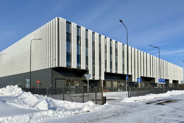 современный light industrial комплекс в Москве, городской склад и производственный блок зимой