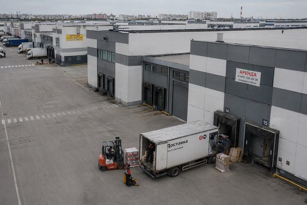 light industrial парк в Москве с погрузочными доками, часть складов занята, часть с табличками аренда