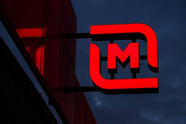 Логотип «Магнита» на фасаде магазина, статья о росте онлайн-доставки и роли розничной сети в e-commerce