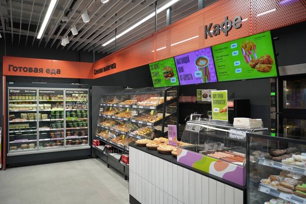 зона готовой еды и кафе в супермаркете Магнит с витринами и горячими блюдами