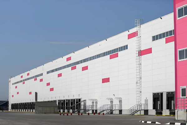 современный склад маркетплейса с доками и логистической инфраструктурой, развитие складской логистики e-commerce в России