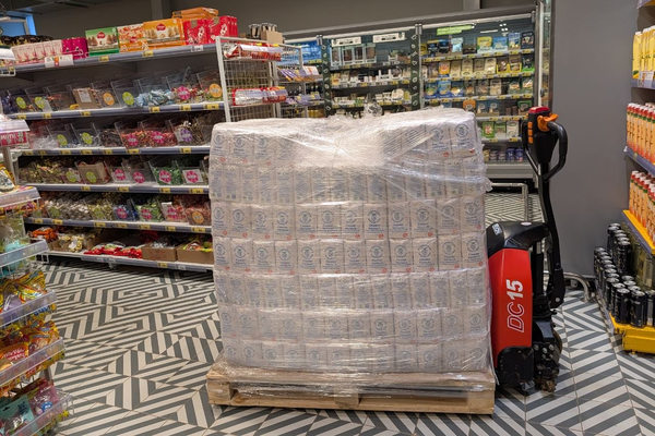 электротележка с палетой товара в магазине оптимизация внутримагазинной логистики ритейл