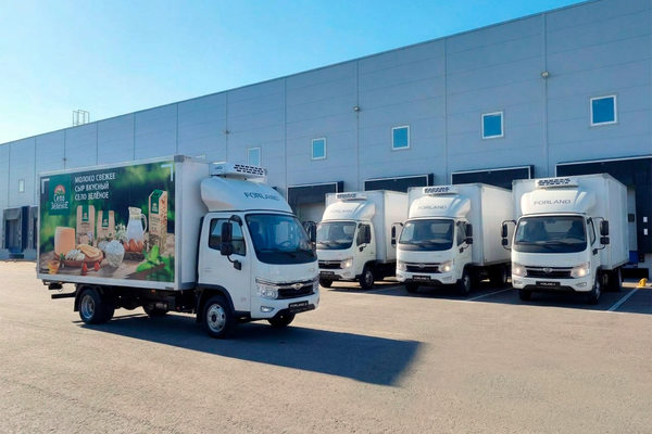 Рефрижераторы FORLAND Милком у распределительного центра для доставки молочной продукции