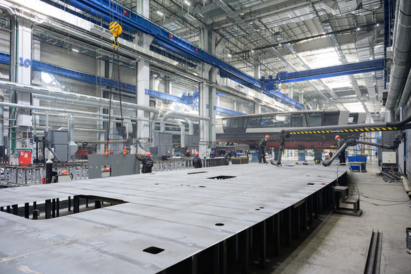 производство корпуса судна на современной верфи с промышленным оборудованием