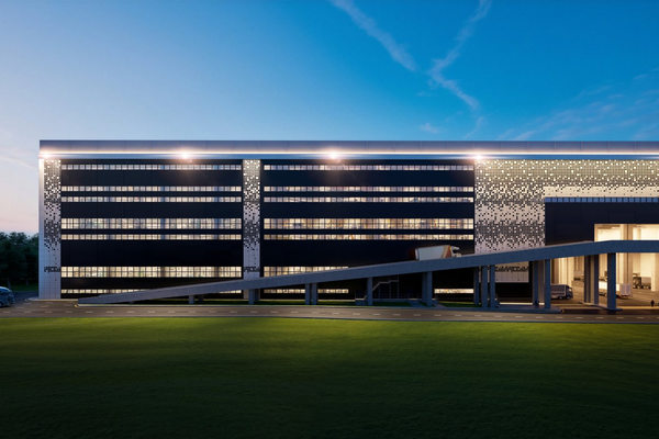 современный индустриальный комплекс с рампой и многоэтажной структурой для логистики и производства