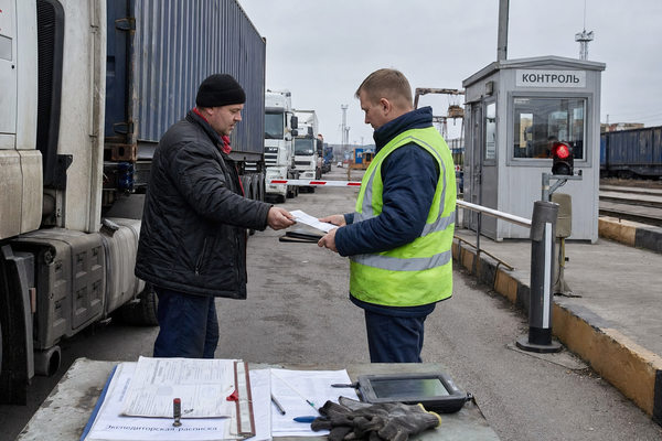 Проверка документов на логистическом терминале МТК Север — Юг у контейнерного грузовика