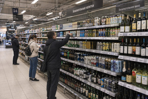 полка супермаркета с безалкогольным пивом и безалкогольным вином в России, ассортимент напитков и покупатели