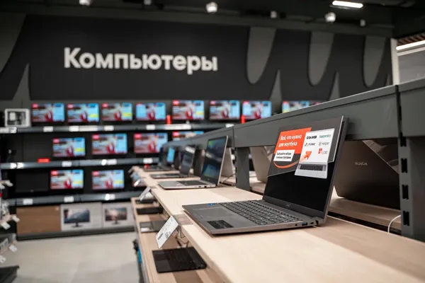 Ноутбуки на витрине магазина электроники: спрос на 16-дюймовые модели и планирование запасов
