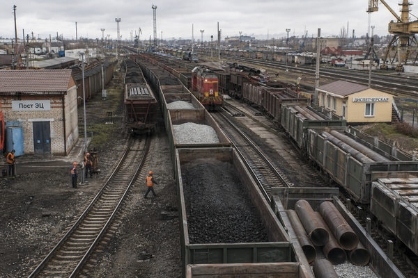 Железнодорожная сортировочная станция с полувагонами с углем, щебнем и трубами, диверсификация грузовых перевозок НТК