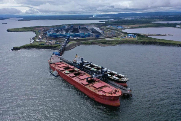 угольный терминал Остерра и судно под погрузкой, экспорт угля через дальневосточный порт