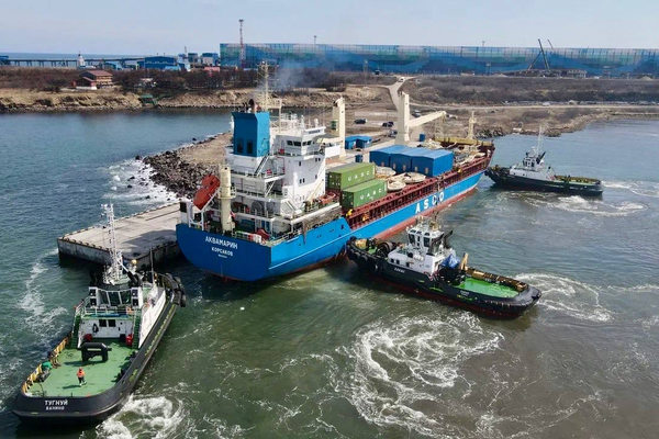 Порт «Остерра» с грузовым судном и буксирами, развитие восточного экспортного коридора и перевалки угля