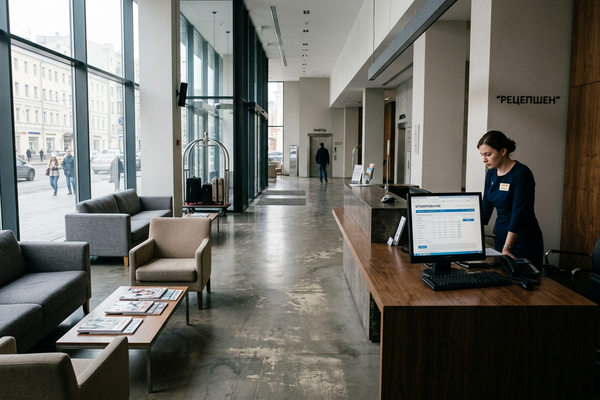 пустой холл отеля в России с ресепшеном и низкой загрузкой гостиницы