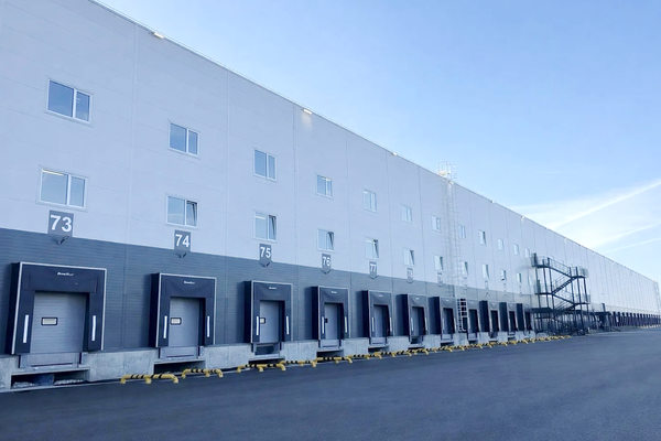 фулфилмент-центр Ozon с погрузочными воротами и складской инфраструктурой