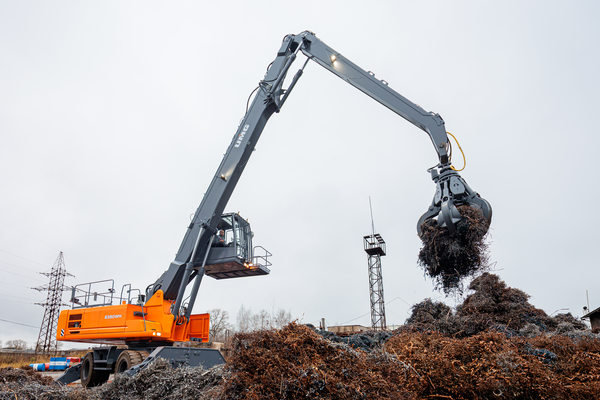 Перегружатель с грейфером и системой контроля рабочей зоны на промышленной площадке