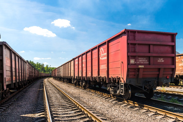 Полувагоны ПГК на железнодорожных путях для перевозки строительных грузов на юге России