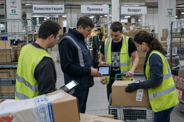 Руководитель смены на складе распределяет задачи между сотрудниками, платформенная занятость в логистике и ритейле
