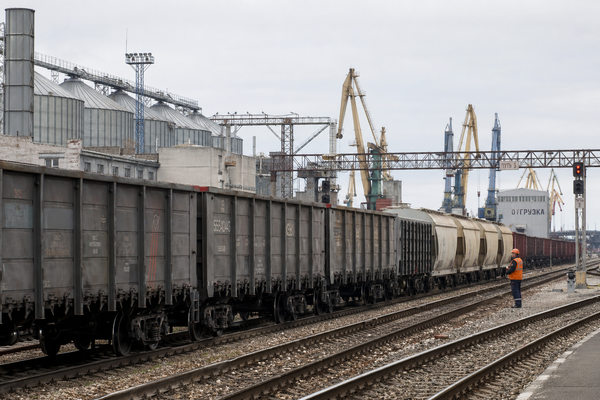 Грузовой состав РЖД у портовой инфраструктуры на фоне роста экспортных перевозок
