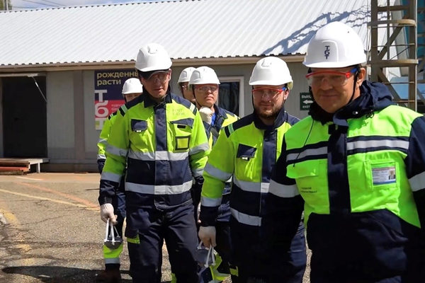 Сотрудники Портового Альянса в защитной форме на терминале перед запуском перевалки удобрений на Порт Фавор в Усть-Луге