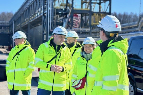 Сотрудники Порт Фавор на терминале удобрений на Балтике в защитной экипировке, обсуждение инфраструктуры и логистики