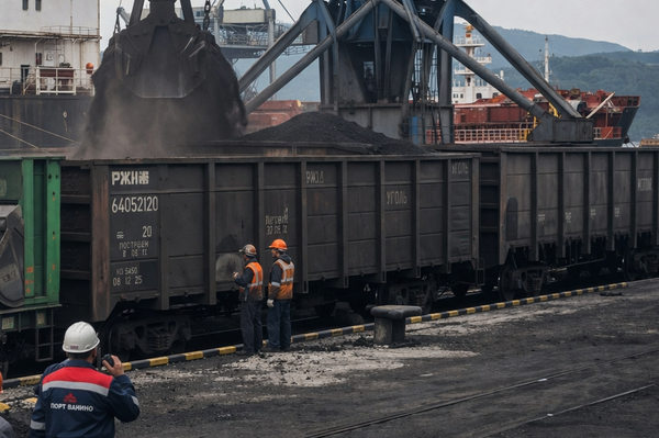 перевалка угля в морском порту России, железнодорожные вагоны и портовый кран, портовая логистика и грузооборот
