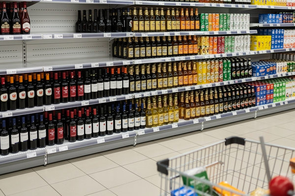 полка алкоголя в супермаркете ассортимент вина пива и напитков изменение спроса рынок алкоголя Россия