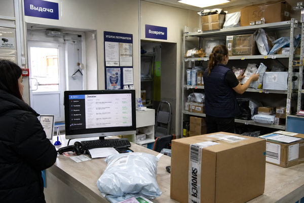 Сотрудник ПВЗ обрабатывает заказы и возвраты в компактной точке городской логистики