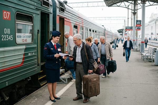 Посадка пассажиров старшего возраста в поезд на железнодорожной платформе в России, рост спроса на ж/д перевозки