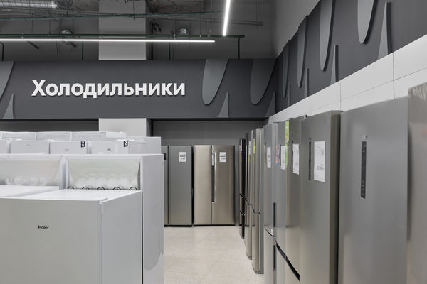 витрина холодильников в магазине бытовой техники, рынок холодильников Россия, бюджетный сегмент КБТ