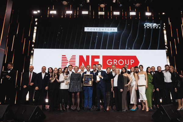 Команда NF GROUP на сцене CRE Awards, где была отмечена складская сделка «Сберлогистики»