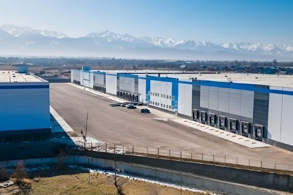 Складская недвижимость Центральной Азии: современный складской комплекс класса A на фоне гор, рынок складов и дефицит качественных площадей