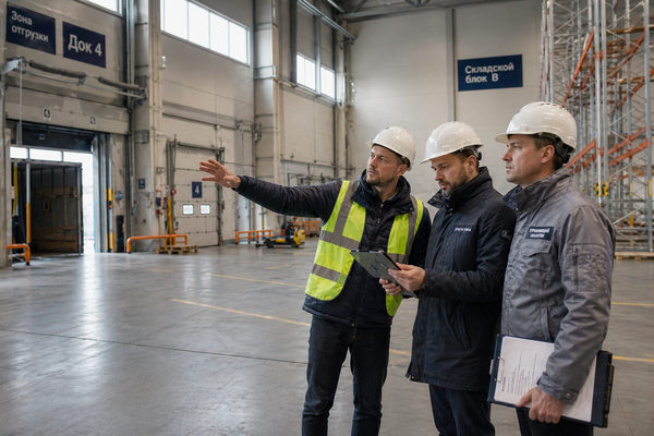 Осмотр свободного складского блока в Московском регионе перед арендой для логистики, фулфилмента и размещения запасов