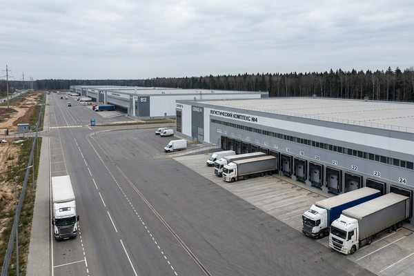 Современный складской комплекс с грузовиками у доков в Московском регионе