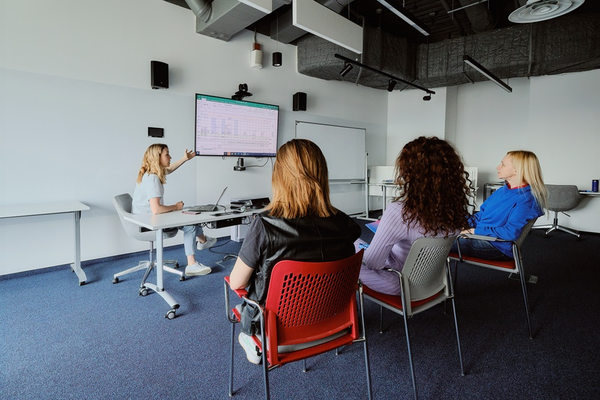 стажировка студентов в офисе, обучение сотрудников и презентация, программа стажировки и развитие персонала