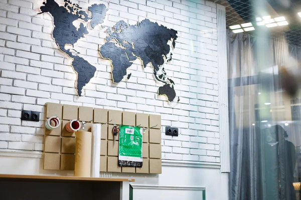 Рабочая зона логистической компании с упаковкой и картой мира для темы ВЭД и доставки импортных грузов