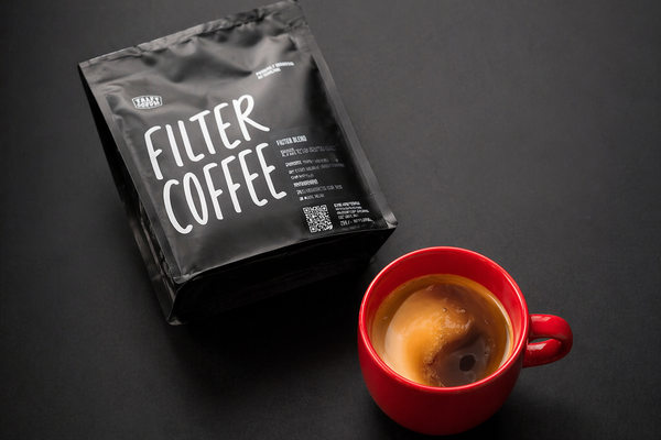 Упаковка Tasty Coffee и чашка кофе — иллюстрация к статье об инвестициях в Tasty Coffee, росте кофейного бизнеса и каналах продаж