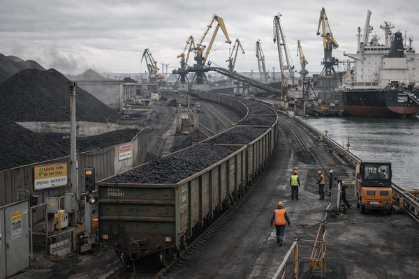 железнодорожные угольные перевозки в порту Дальнего Востока, полувагоны с углем у причала, экспортная логистика России