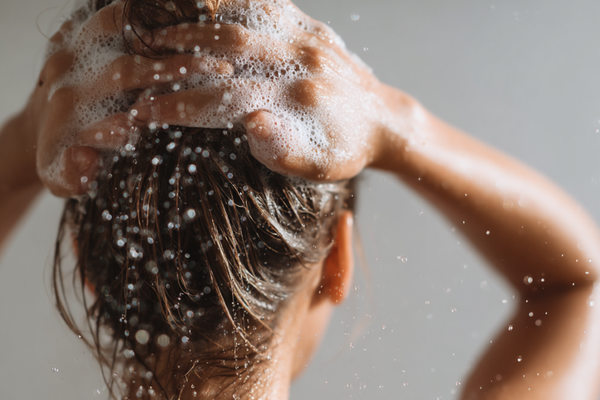 мытье волос с пеной шампуня универсальное гель-мыло для тела и волос B2B гигиена